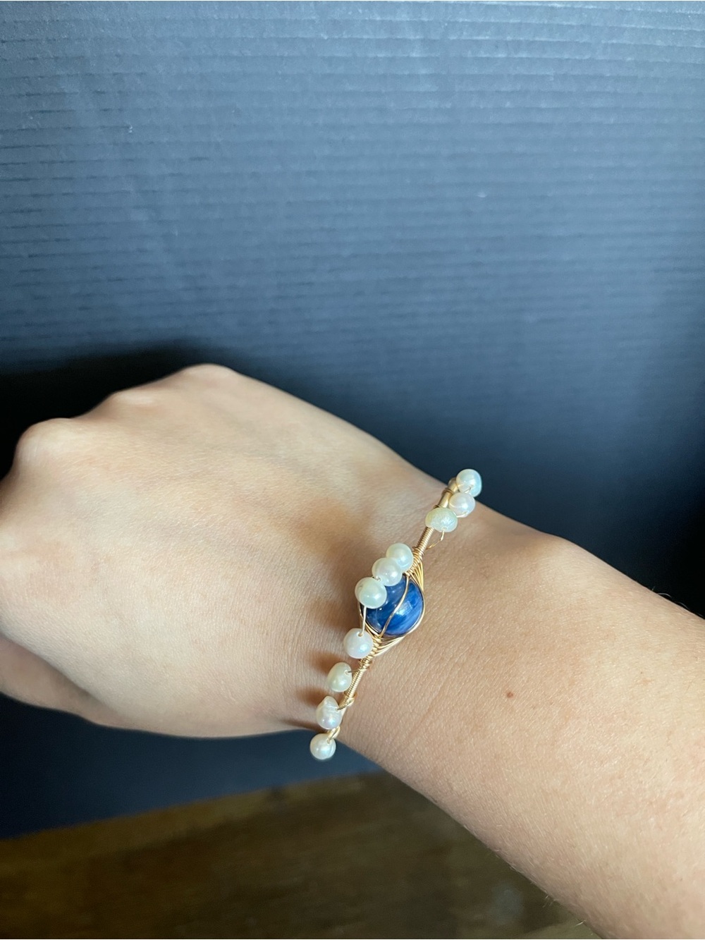 Lápiz lazuli authentic pearl gold tone wired bracelet